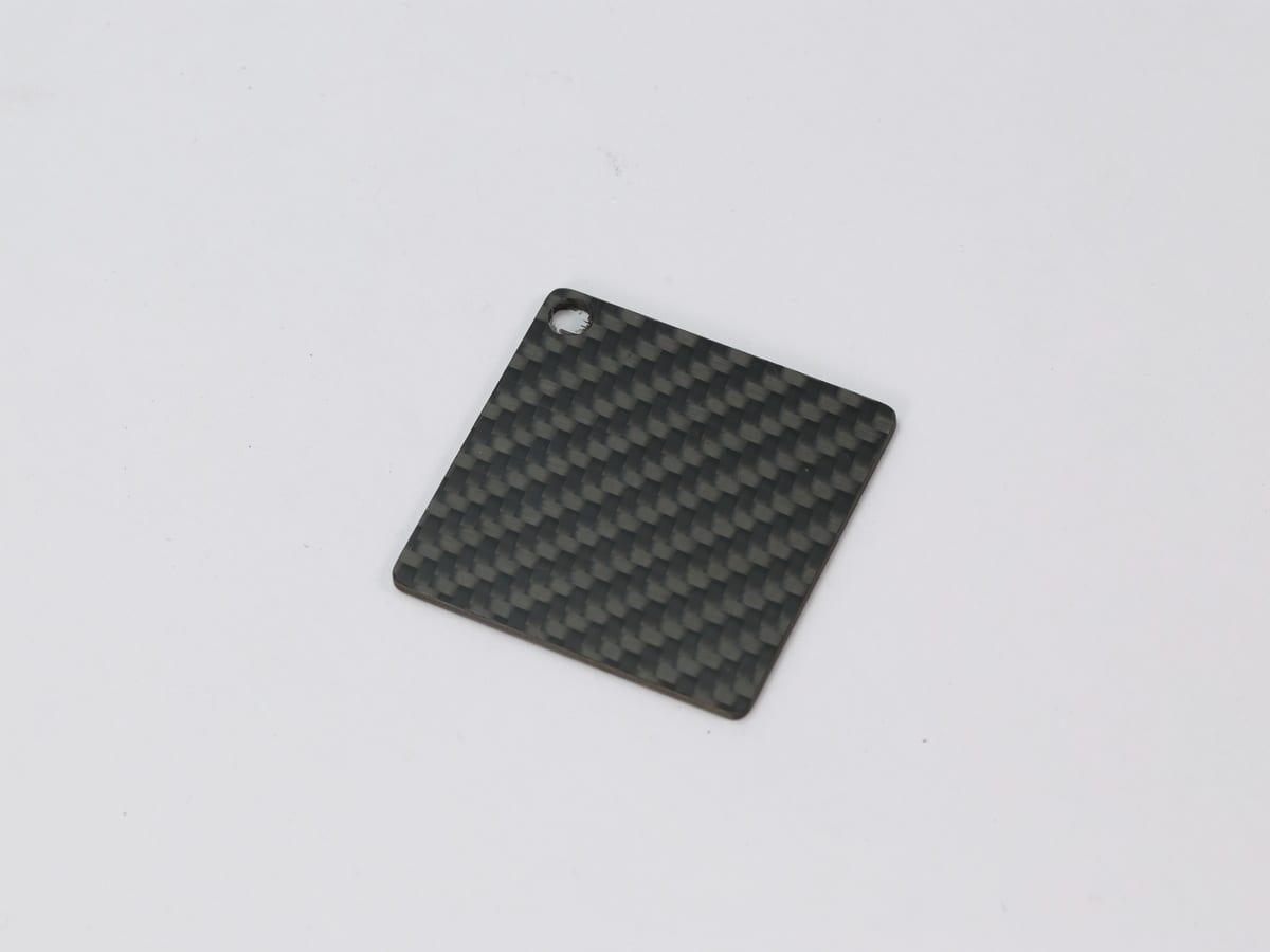 Long Pendant Tag – Carbon Fiber | Elegant Drop — carbon fiber close-up view 2