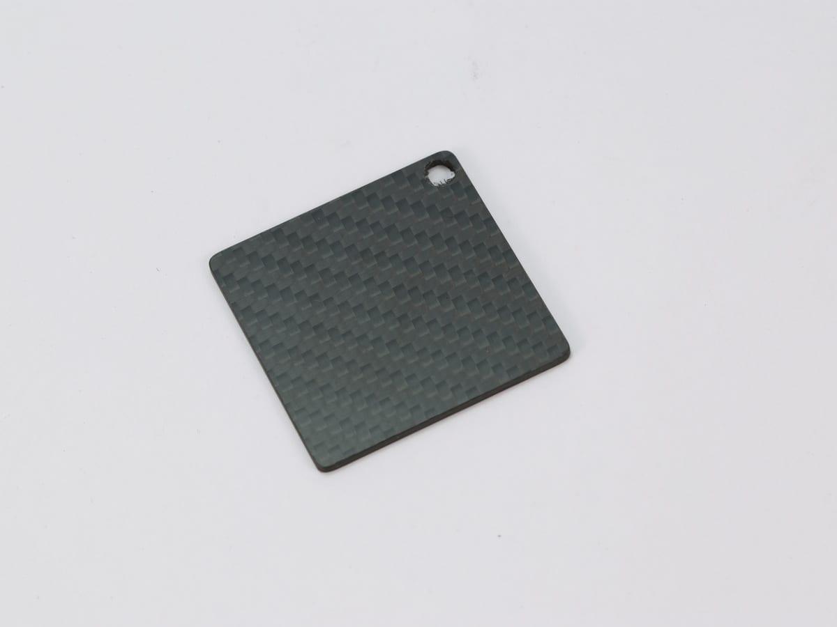 Long Pendant Tag – Carbon Fiber | Elegant Drop — carbon fiber close-up view 3