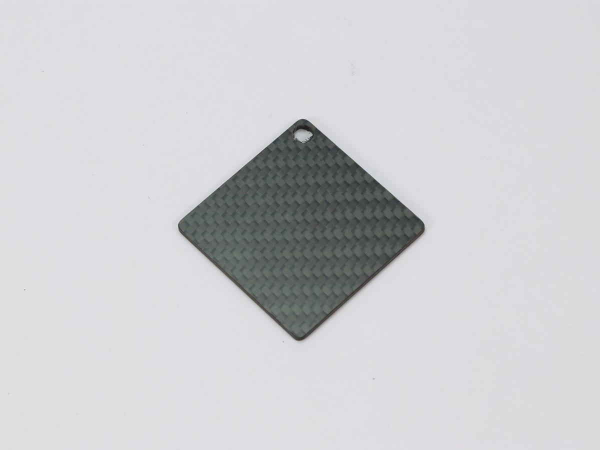 Long Pendant Tag – Carbon Fiber | Elegant Drop — carbon fiber close-up view 1