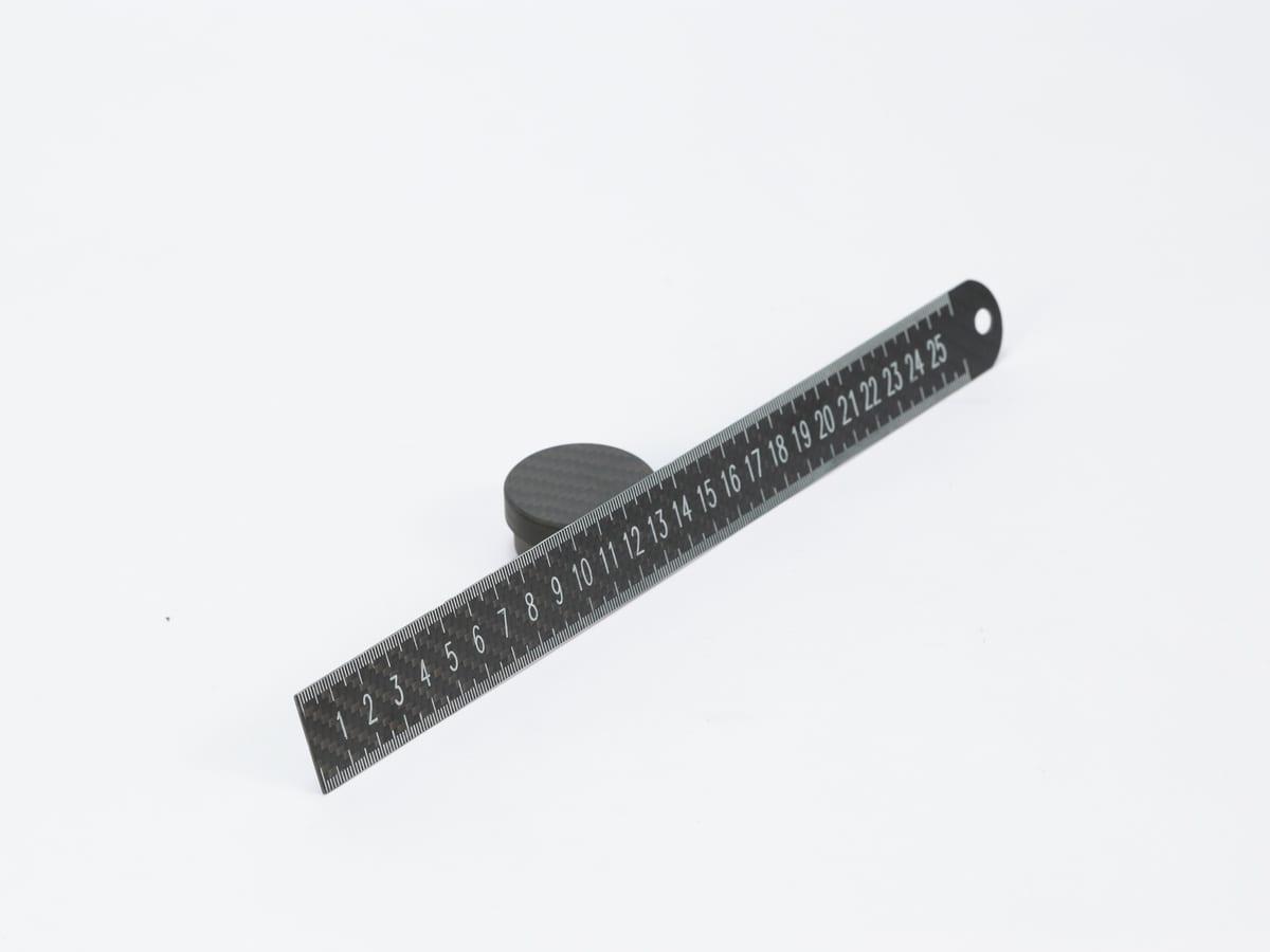 Straight Ruler 25cm – Carbon Fiber | Featherweight & Non-Slip — carbon fiber close-up view 2