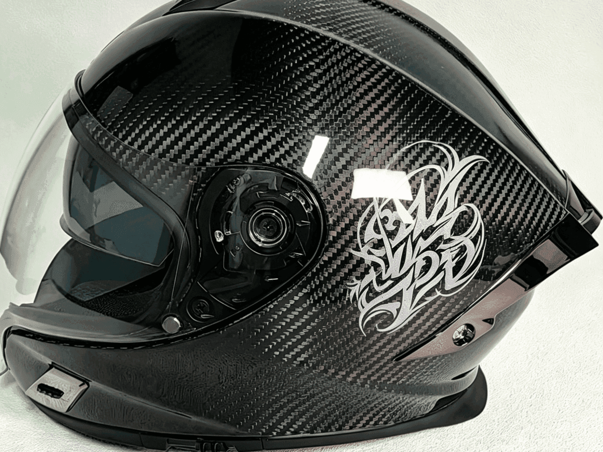 碳纤维摩托车头盔 - 光泽饰面 DOT认可 | 可定制酷炫图案 — carbon fiber close-up view 4