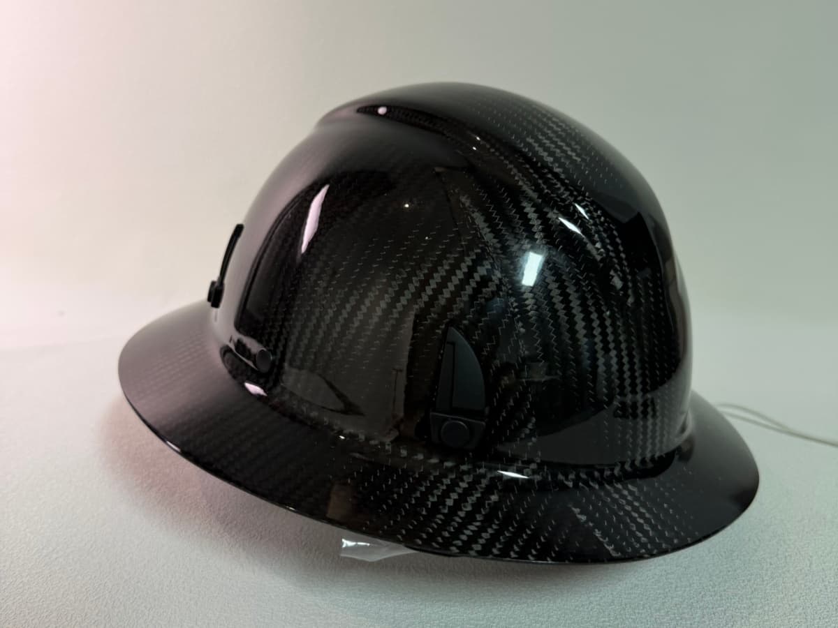 カーボンファイバー フルブリムヘルメット – 超軽量380g | ANSI/OSHA準拠 — carbon fiber close-up view 1