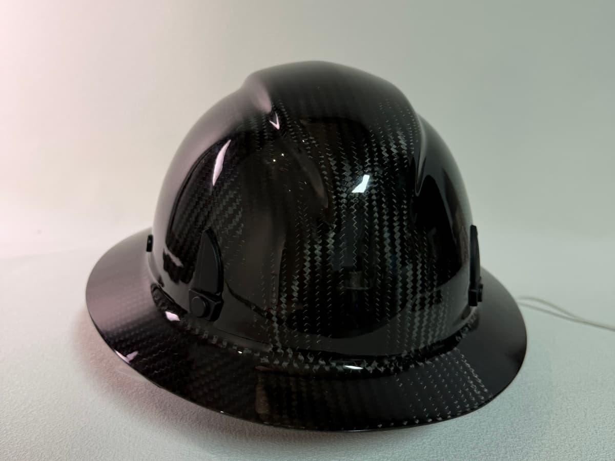 カーボンファイバー フルブリムヘルメット – 超軽量380g | ANSI/OSHA準拠 — carbon fiber close-up view 2