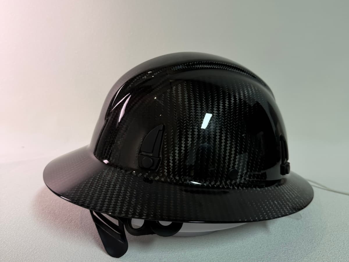 カーボンファイバー フルブリムヘルメット – 超軽量380g | ANSI/OSHA準拠 — carbon fiber close-up view 4