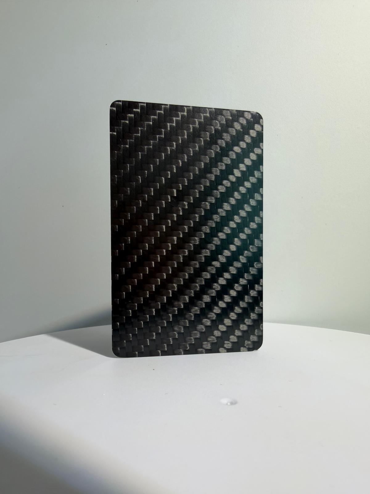 Benutzerdefinierte Markenlogo-Karte – Premium Kohlefaser-Finish | Lasergraviert — carbon fiber close-up view 4