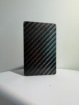 Benutzerdefinierte Markenlogo-Karte – Premium Kohlefaser-Finish | Lasergraviert — carbon fiber product angle 4