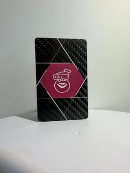 Benutzerdefinierte Markenlogo-Karte – Premium Kohlefaser-Finish | Lasergraviert — carbon fiber product angle 6