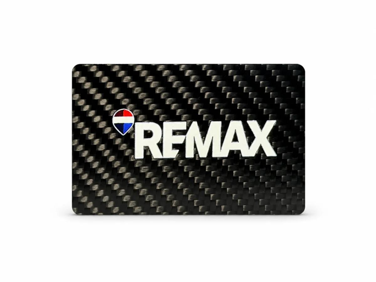 Tarjeta con logo de marca – fibra de carbono premium | grabado láser — carbon fiber close-up view 1