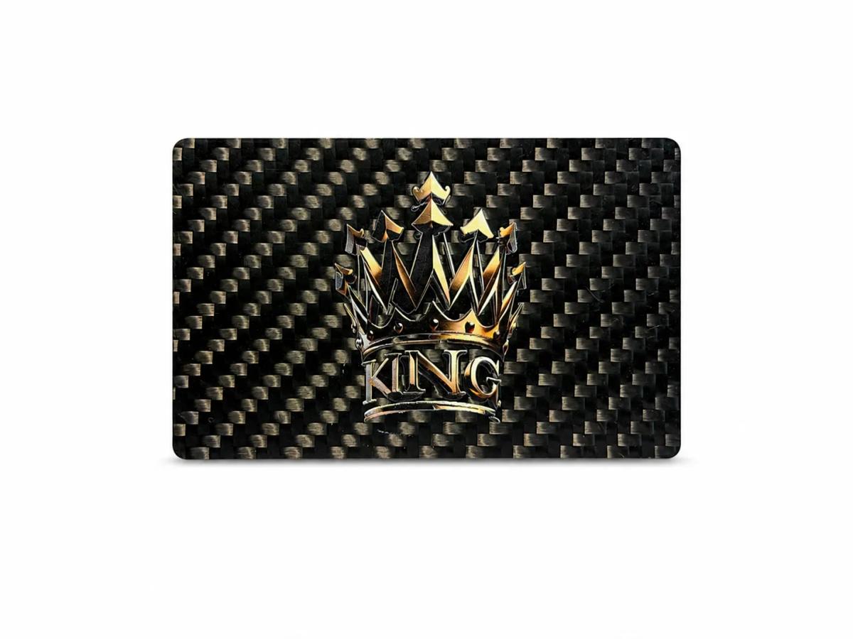 Tarjeta con logo de marca – fibra de carbono premium | grabado láser — carbon fiber close-up view 3