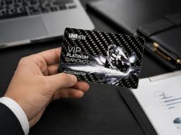 بطاقة طباعة بالأشعة فوق البنفسجية بألوان كاملة – قاعدة كربون زاهية | مقاوم للخدش — carbon fiber product angle 3