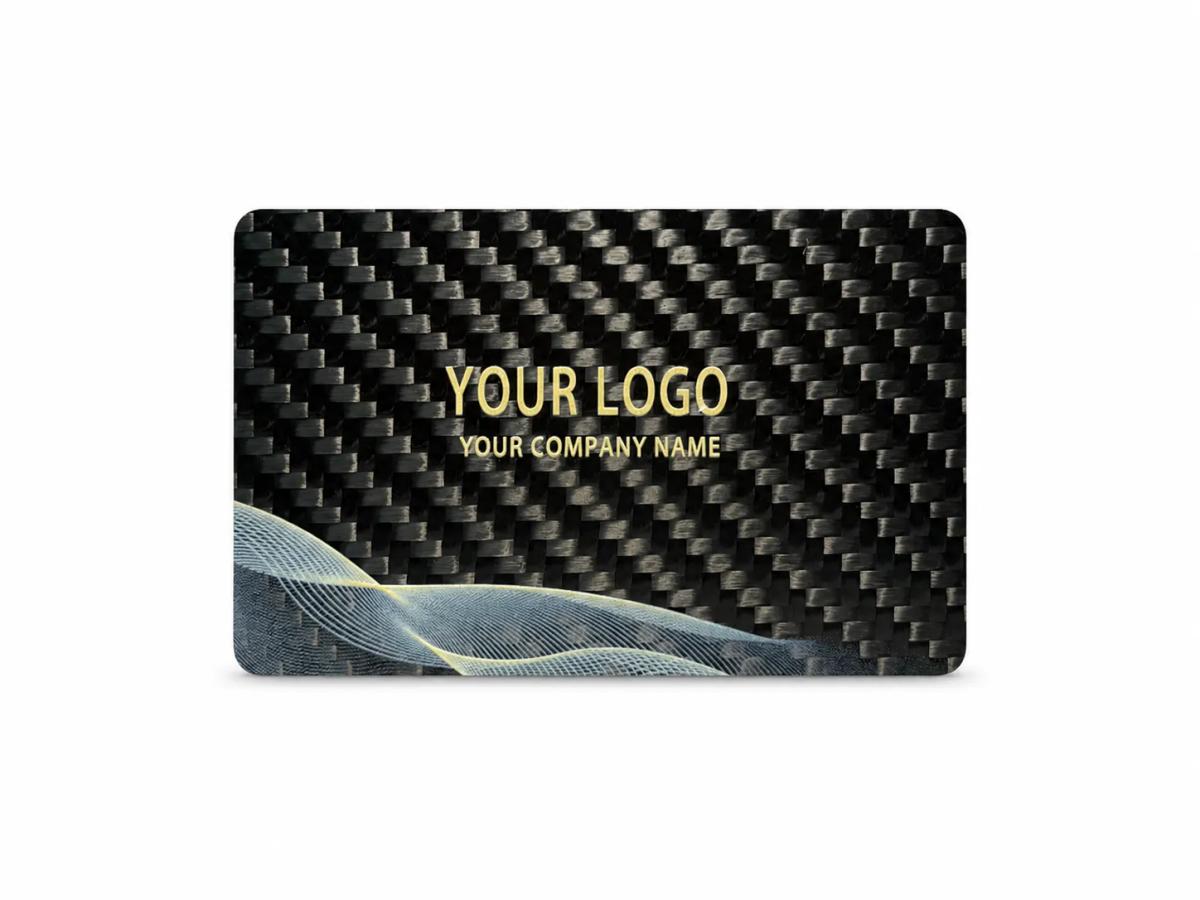 Tarjeta con logo de marca – fibra de carbono premium | grabado láser — carbon fiber close-up view 2
