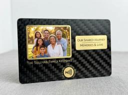 Individuelle Fotodruck-Karte – Carbonfaser-Basis | HD-Fotoqualität — carbon fiber product angle 5