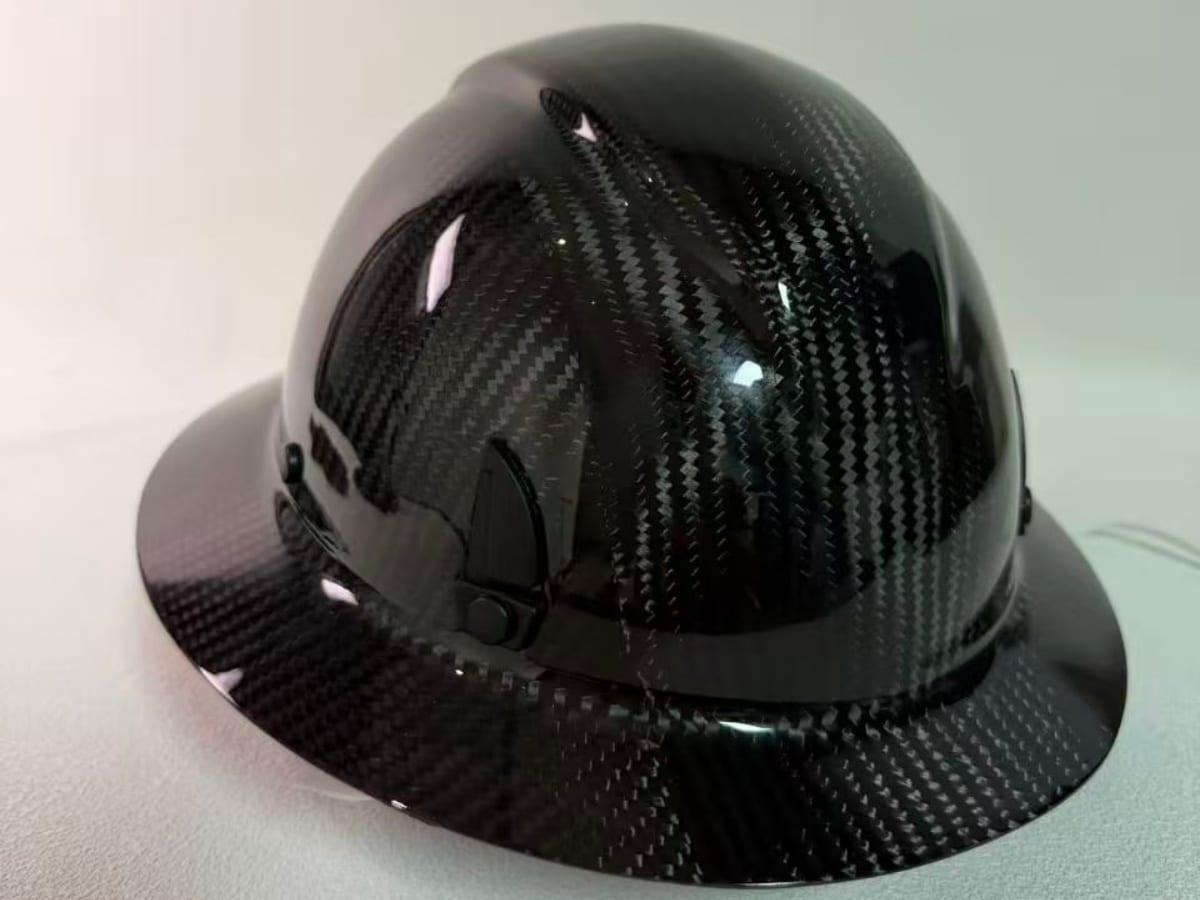 カーボンファイバー フルブリムヘルメット – 超軽量380g | ANSI/OSHA準拠 — carbon fiber close-up view 4